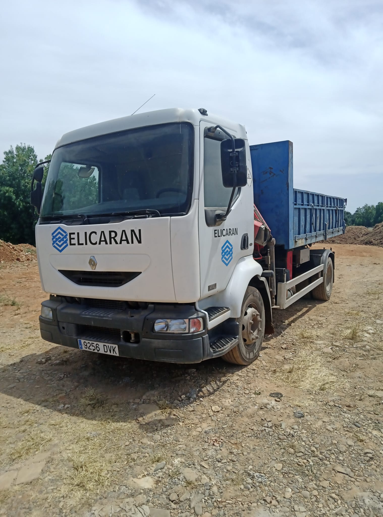 Camión Renault de Elicaran sobre terreno de obra