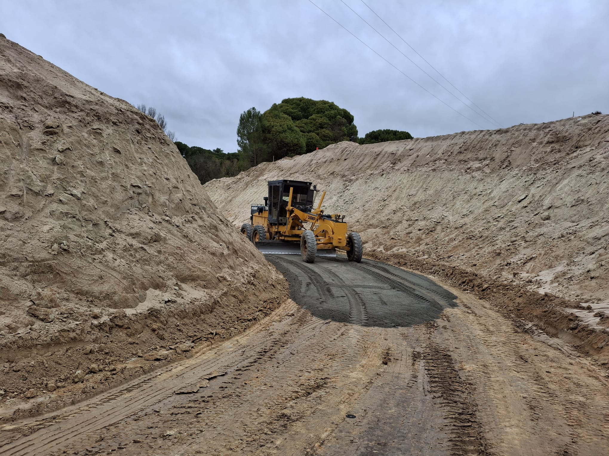 Excavadora trabajando en movimiento de tierras en zona rural