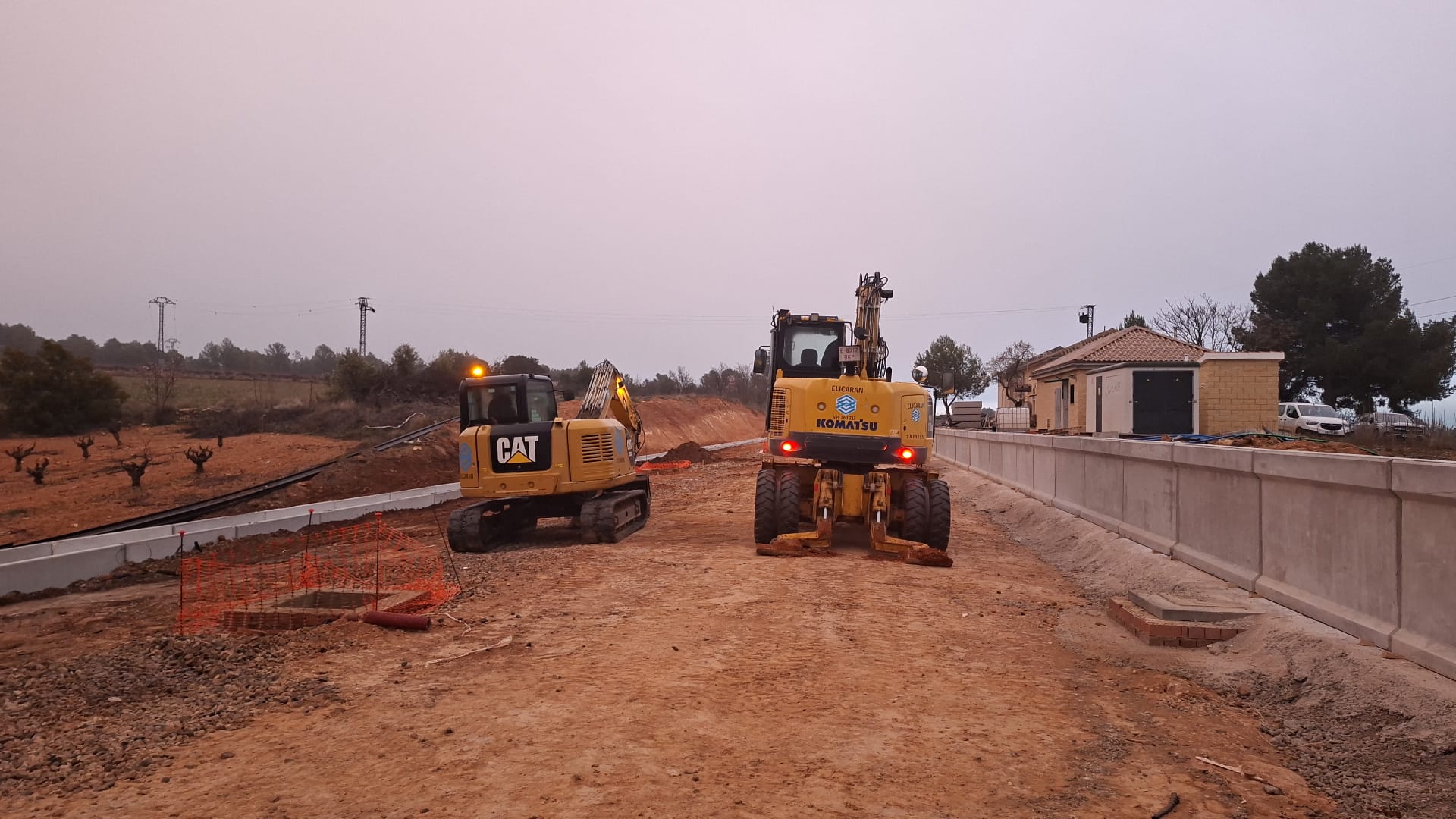 Trabajos de urbanización y canalización en obra urbana