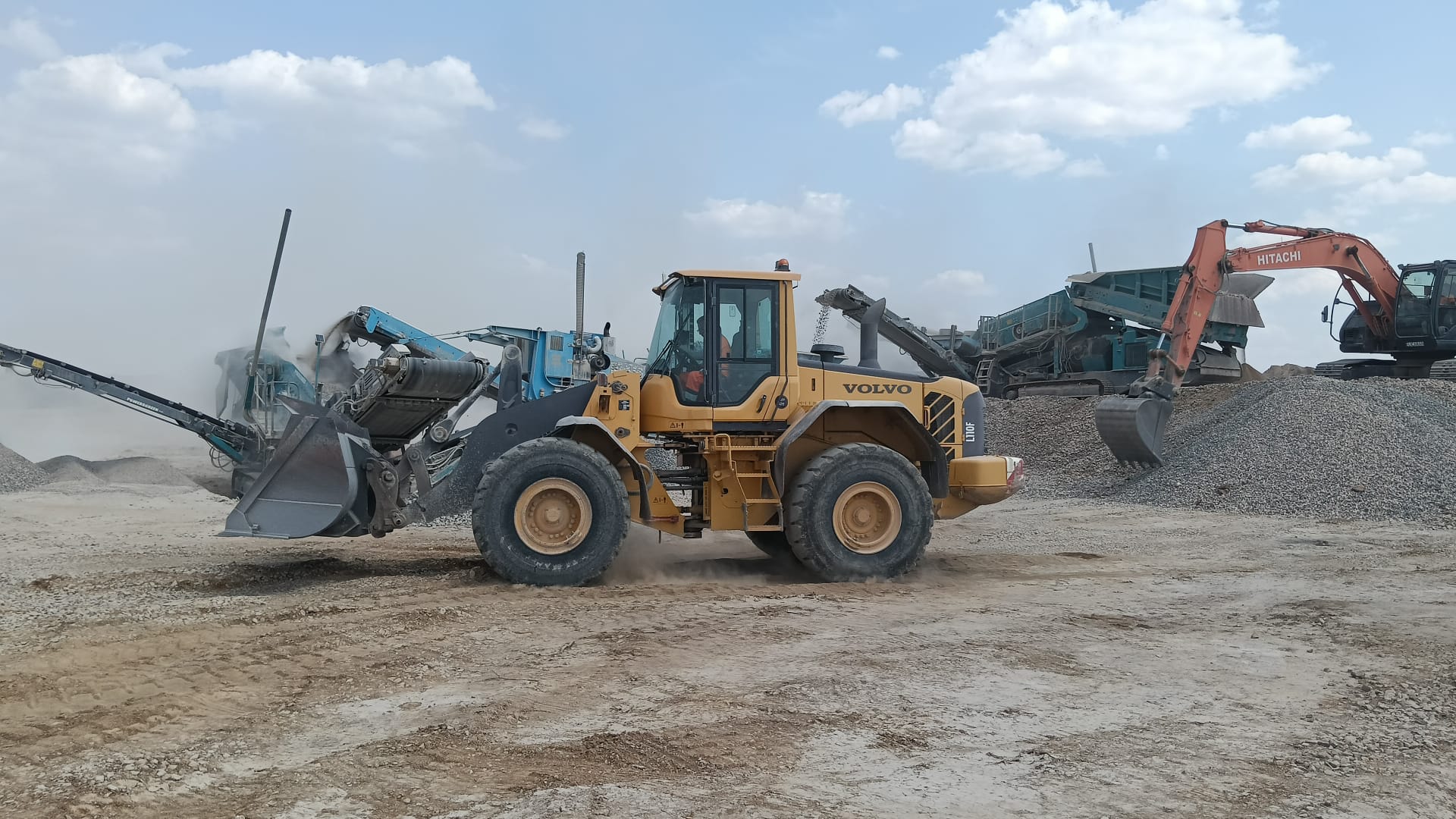 Pala Volvo trabajando en planta de áridos